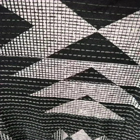 Lularoe XS black‎ & white geometric print long sleeve Lynnae top. NWT. Hi/lo hem - Picture 3 of 10